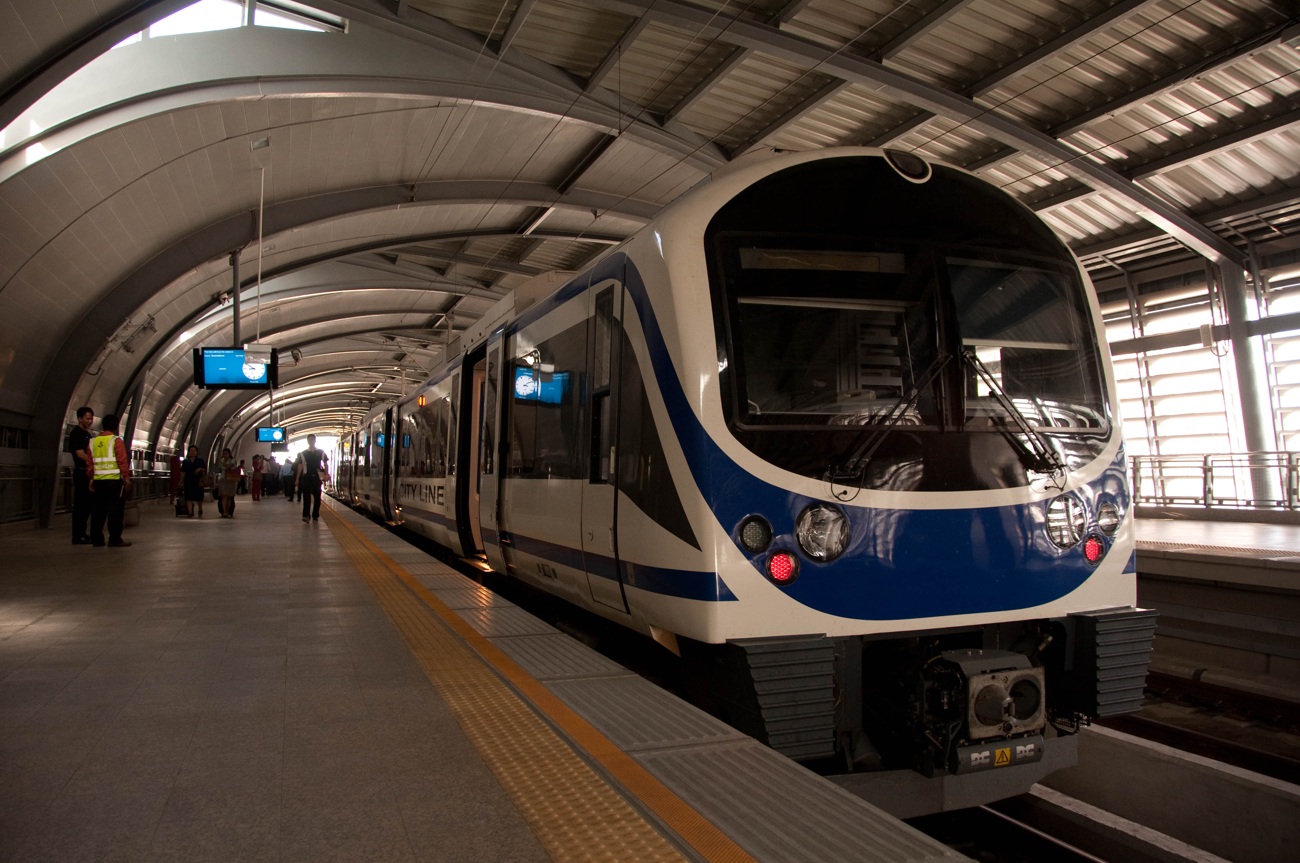 Airport Rail Link-tog ved perronen på Phaya Thai i Bangkok
