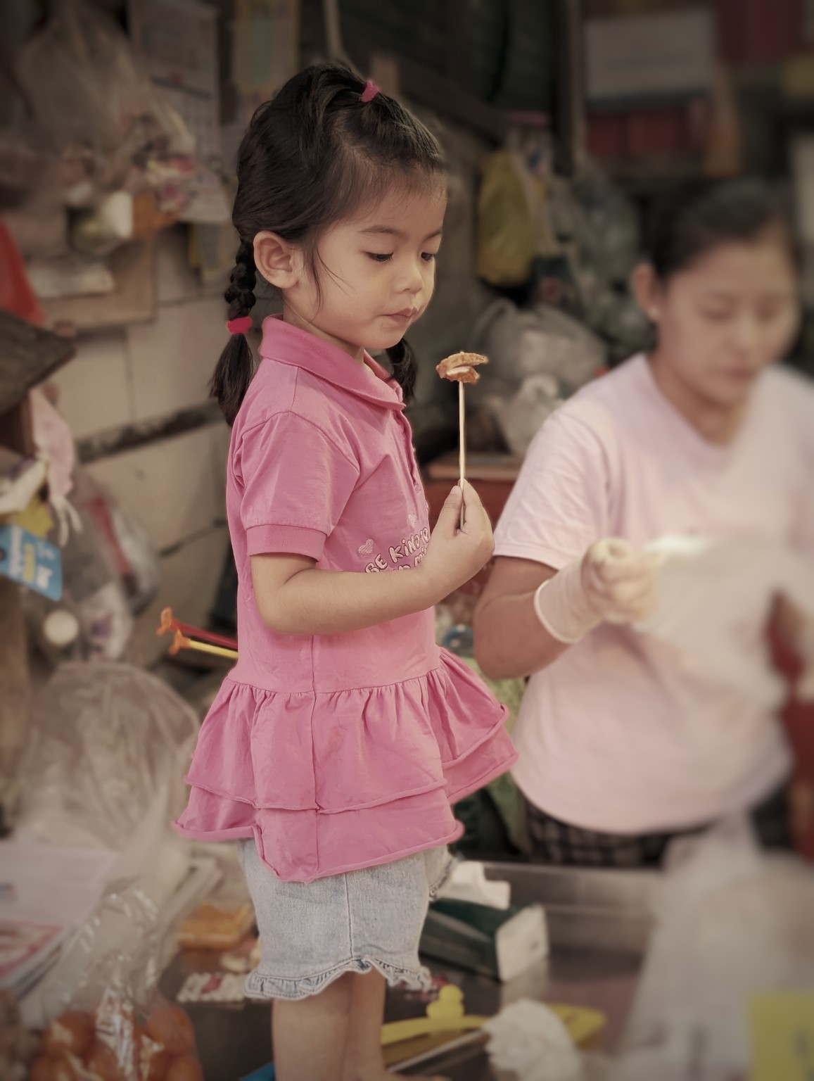Barn smager mad ved en bod i Bangkok