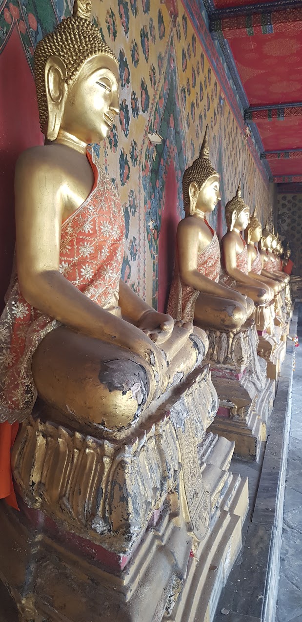 Række af gyldne Buddhafigurer ved Wat Arun