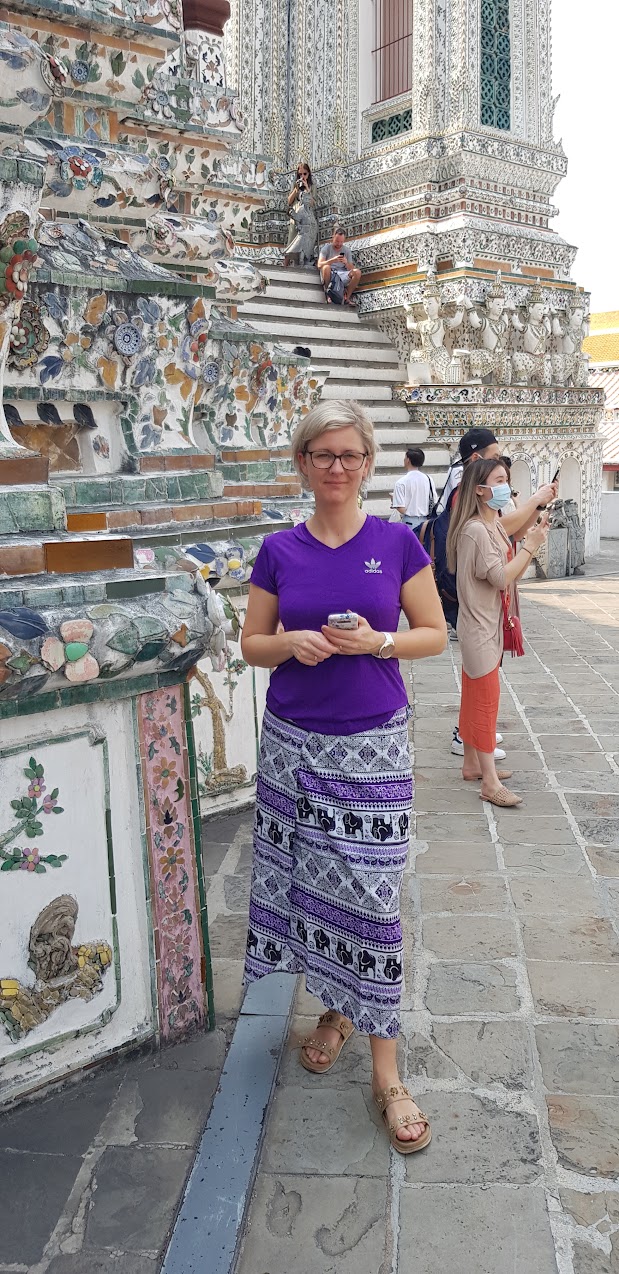 Heidi ved den porcelænsudsmykkede prang i Wat Arun
