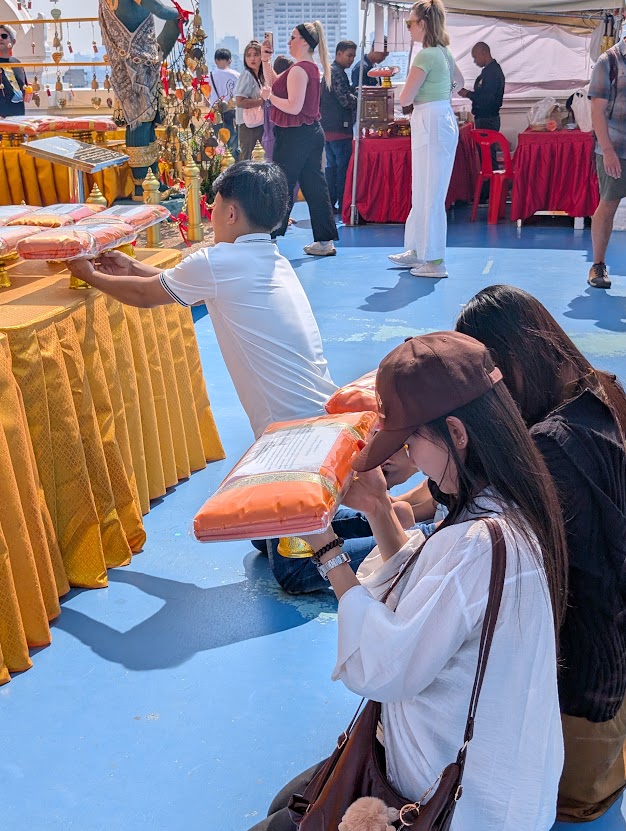 Besøgende, der beder ved Wat Saket i Bangkok